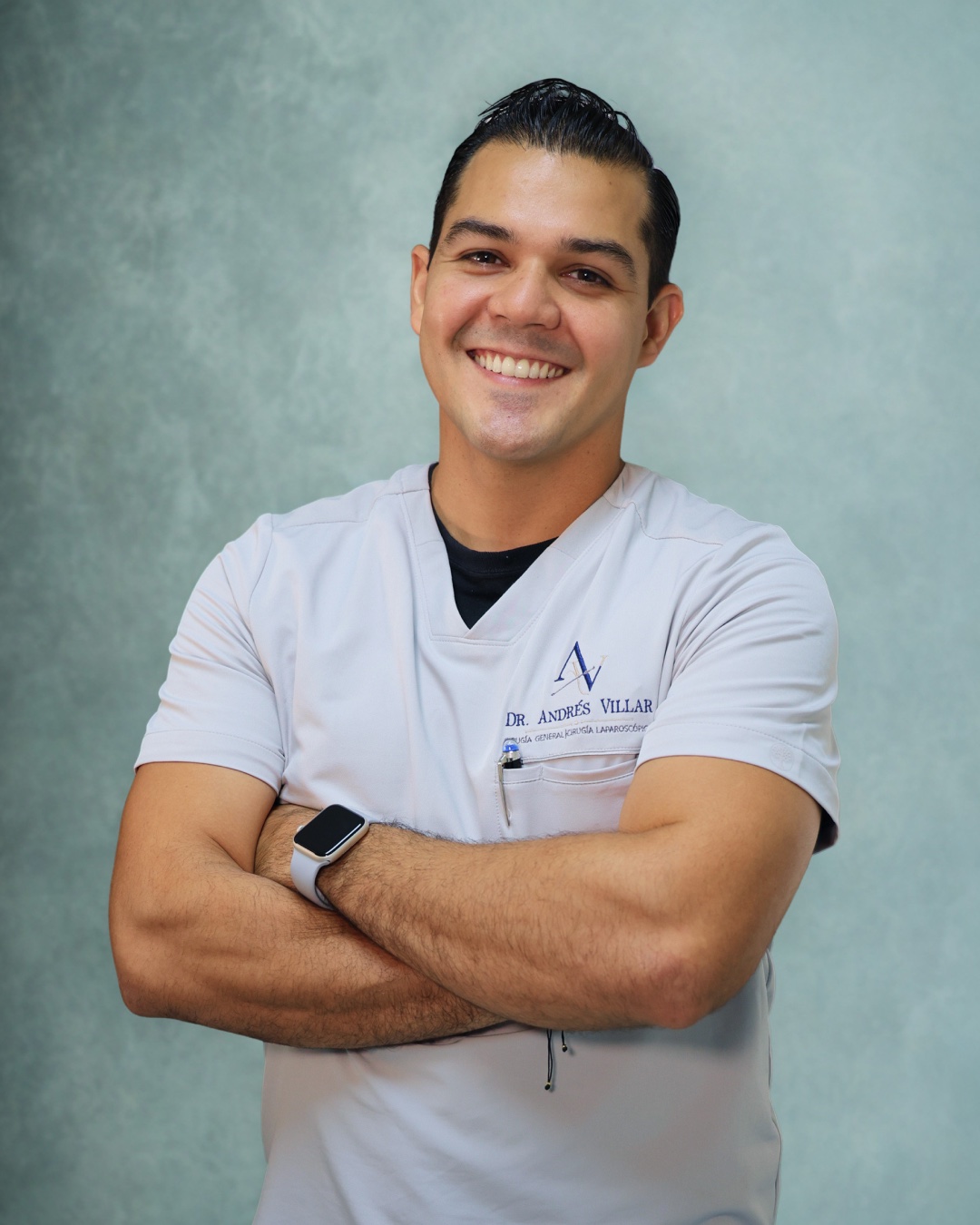 Retrato del Dr. Andrés Villar, especialista en cirugía general